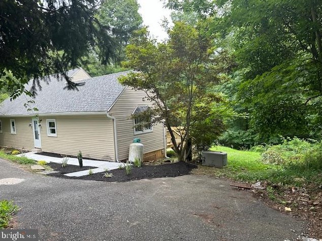 10 Mountain Rd, Dale, PA 19504