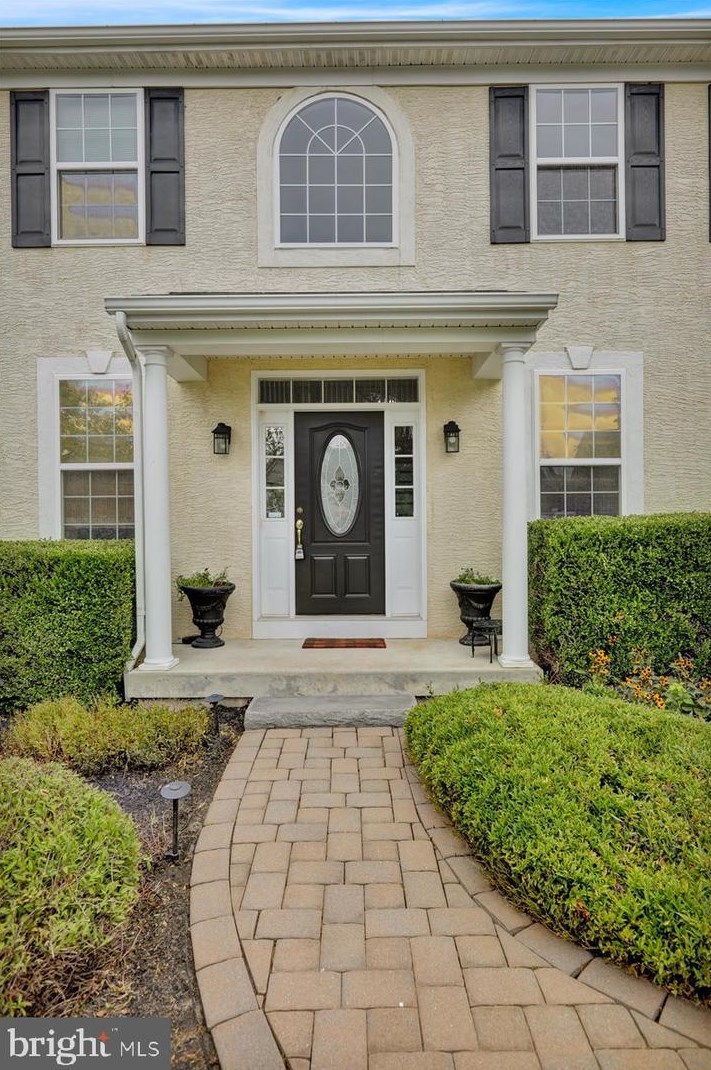 221 N Shadybrooke Dr, Douglassville, PA 19518