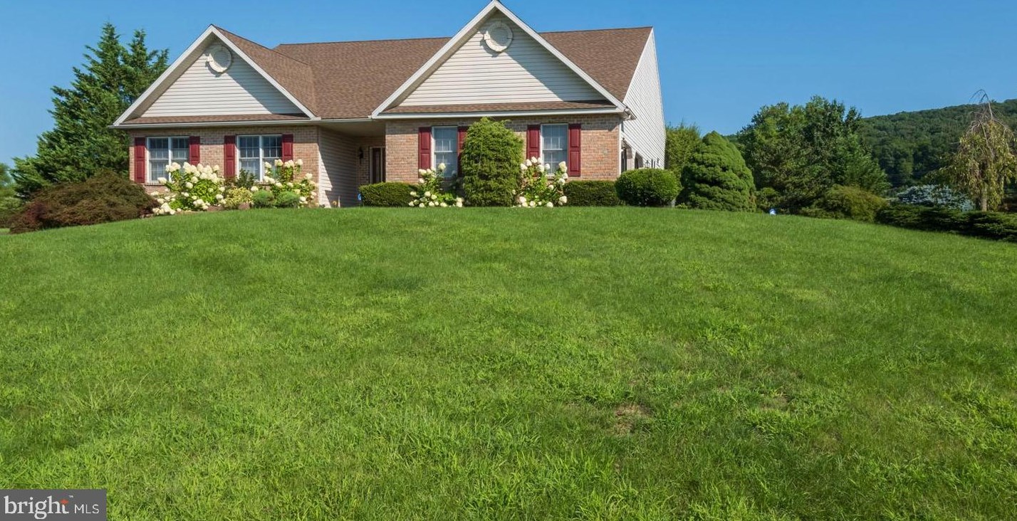 101 Orchard View Dr, Douglassville, PA 19518