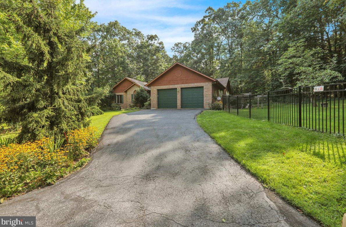 4003 Hillview Rd, Spring Valley, PA 19560