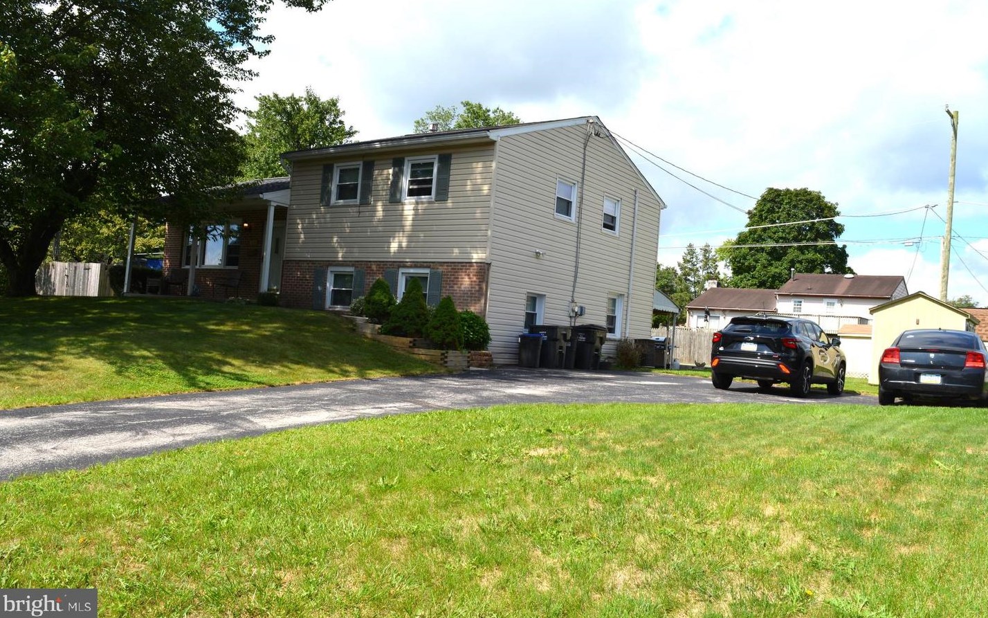 412 Glenwood Dr, Douglassville, PA 19518
