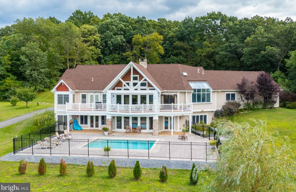 1368 Fritztown Rd, Swartzville, PA 17569