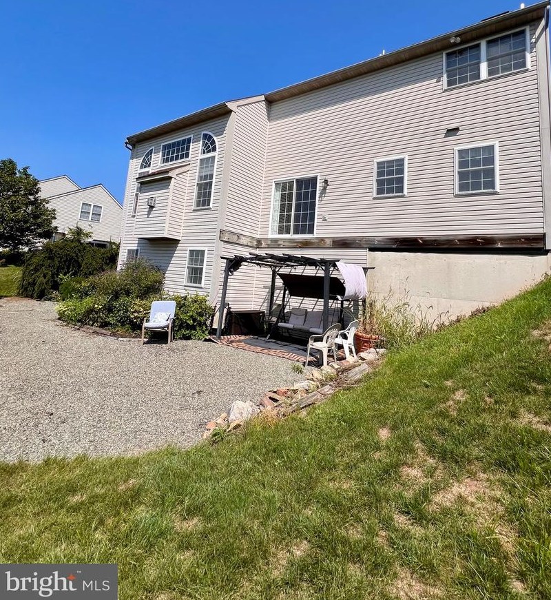 704 Farmingdale Dr, Douglassville, PA 19518
