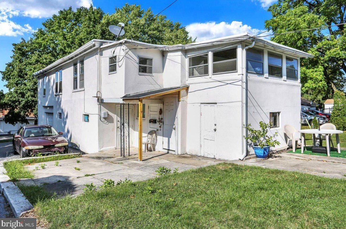 17 E Summit St, Hummels Store, PA 19540
