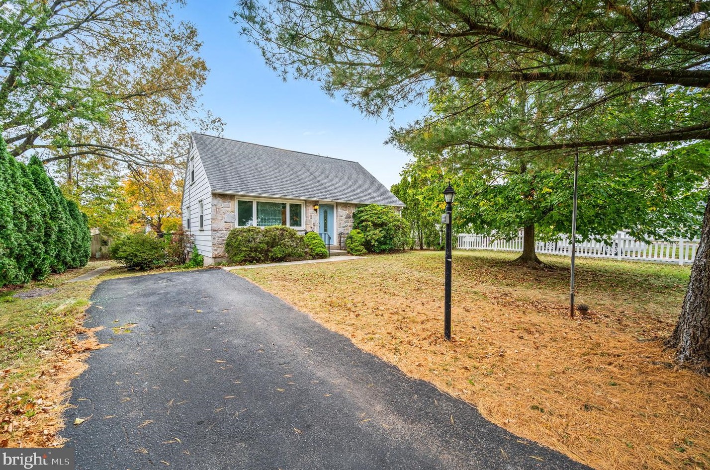 100 Briarwood Dr, Douglassville, PA 19518