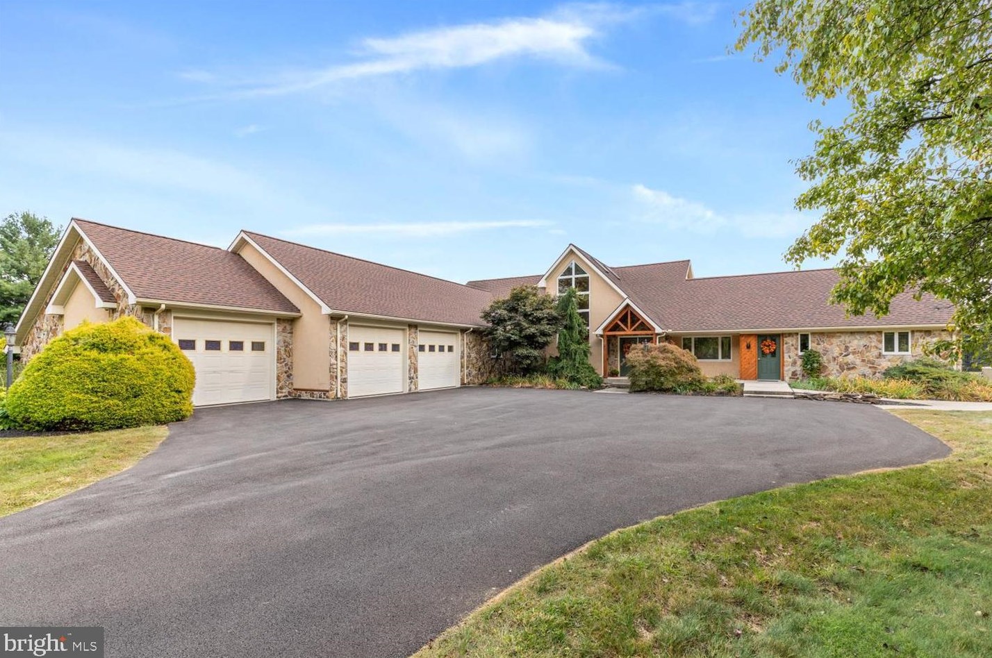 4 Hawkfield Rd, Steinsville, PA 19529