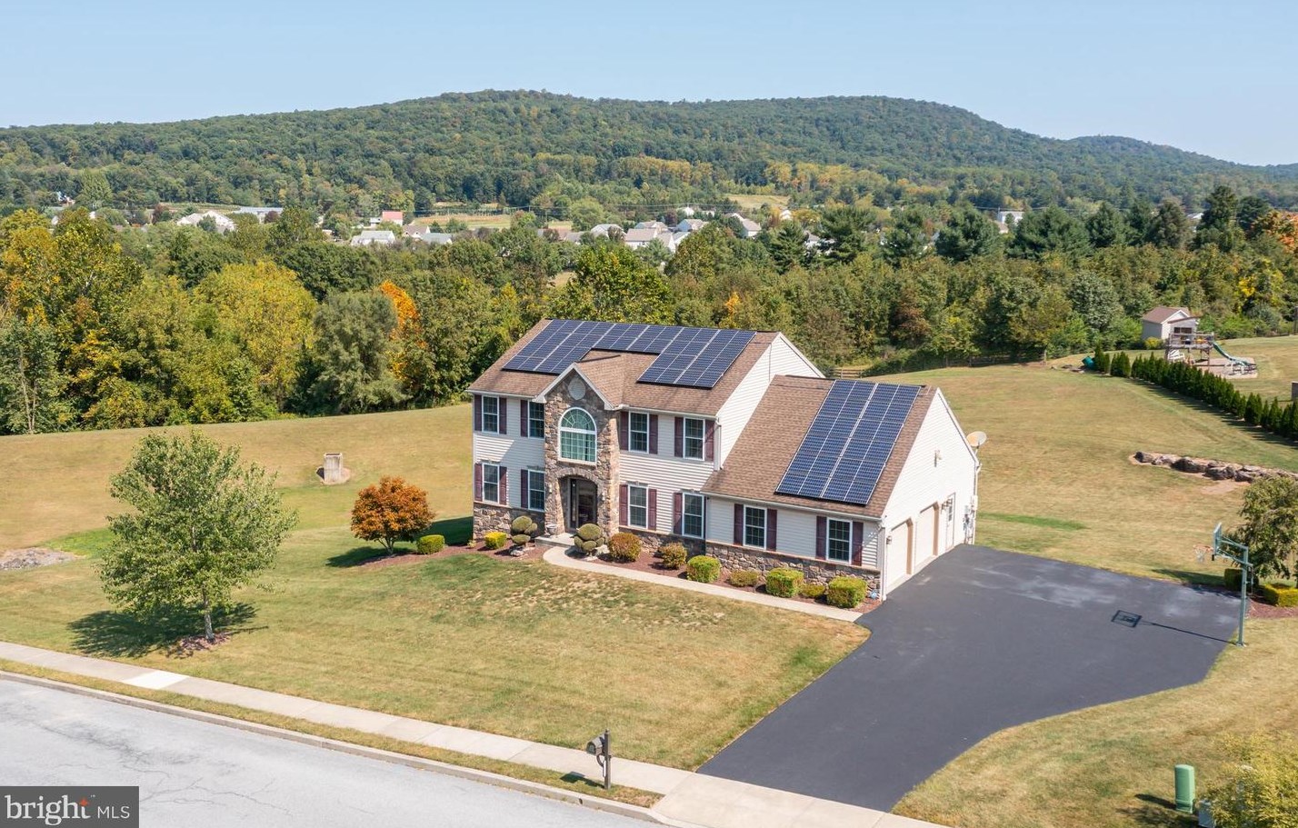 227 Timberline Dr, Douglassville, PA 19518