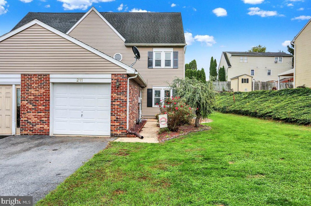 211 Adams Dr, Womelsdorf, PA 19567