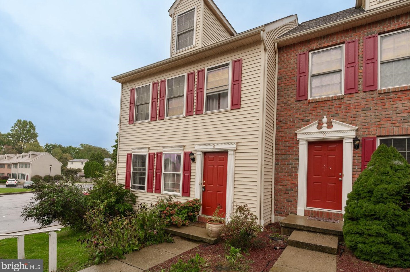 4 Weiser Ct, Womelsdorf, PA 19567-1437