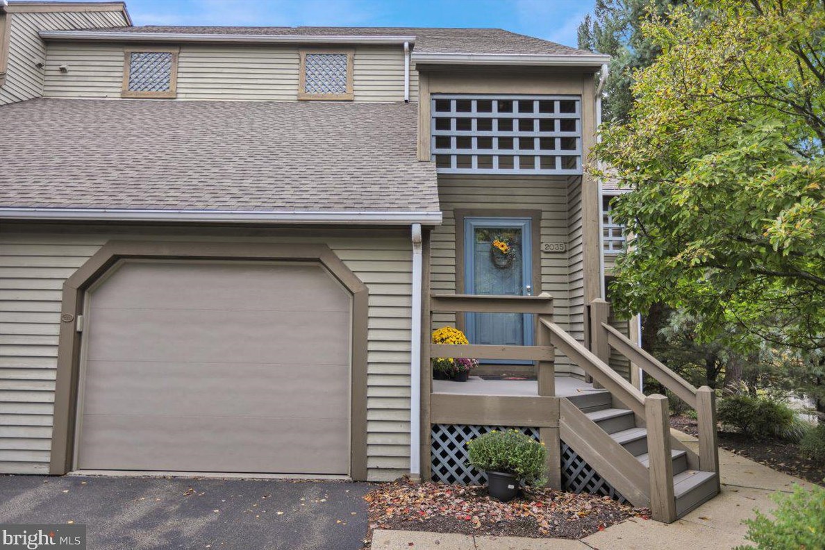 2035 Meadow Glen Ln, Reading, PA 19610-9423