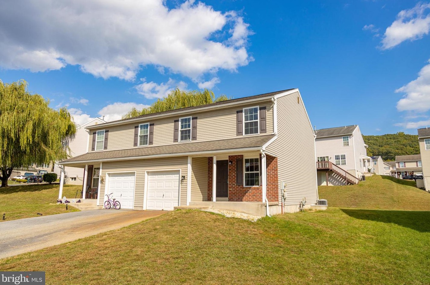1027 Alexander Dr, Spring Valley, PA 19560