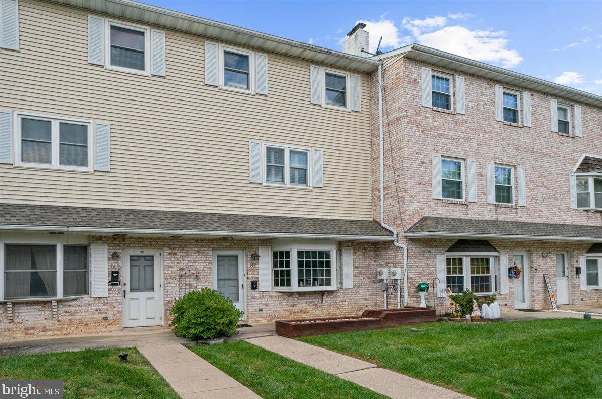142 Village Dr, Spangsville, PA 19512-2027