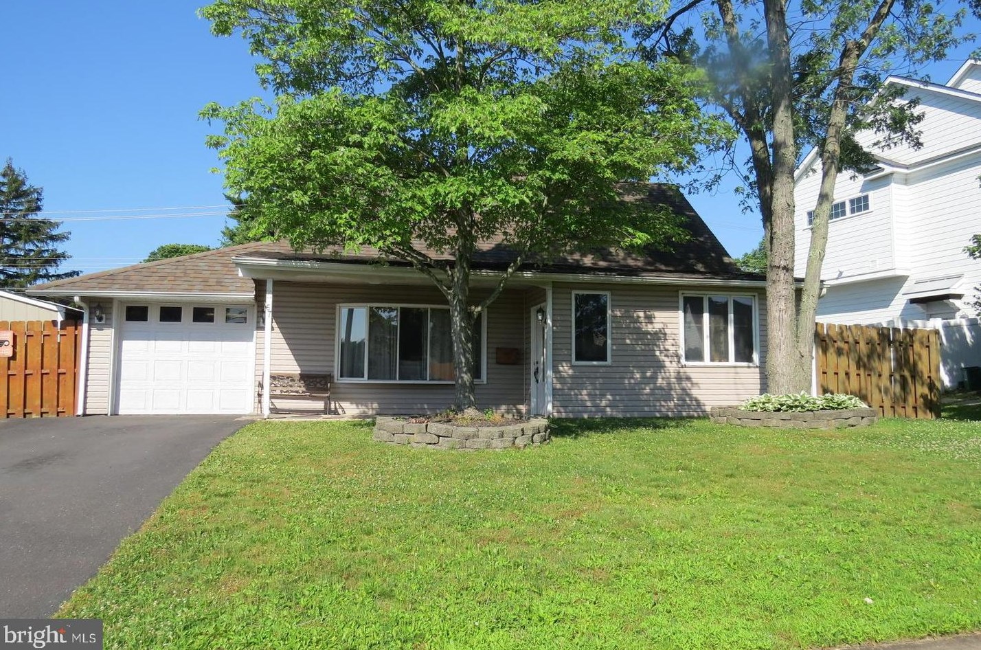 67 Cobalt Ridge Dr, Levittown, PA 19057-1624