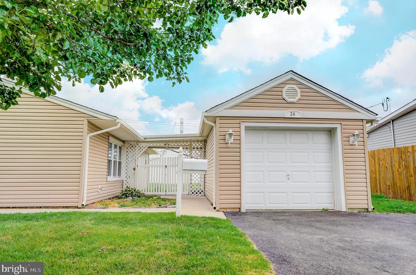 24 Flower Ln, Levittown, PA 19055-2109