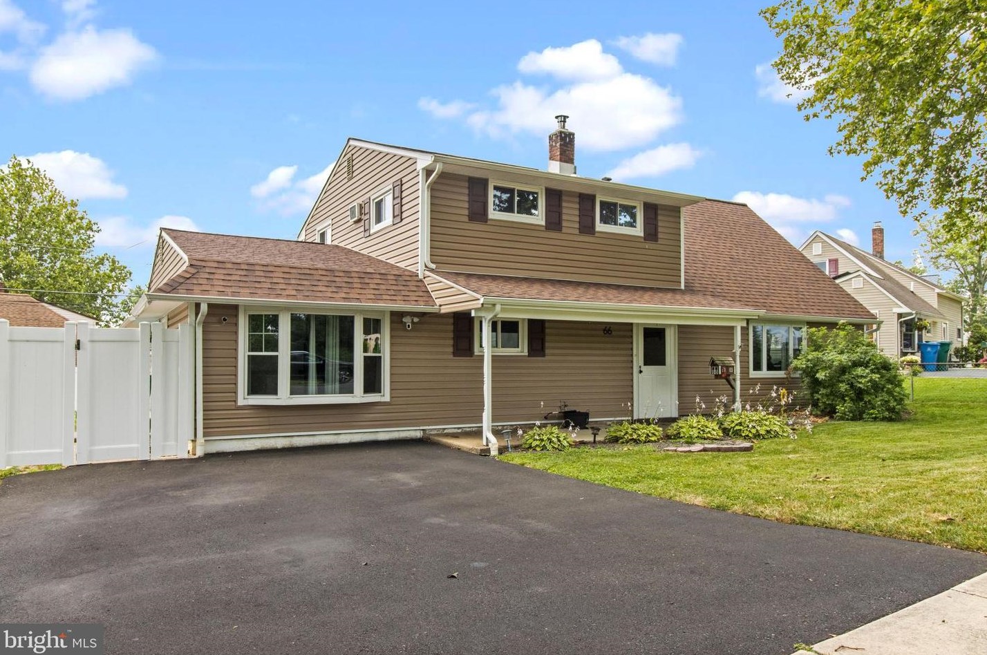 66 Holly Dr, Levittown, PA 19055-1312