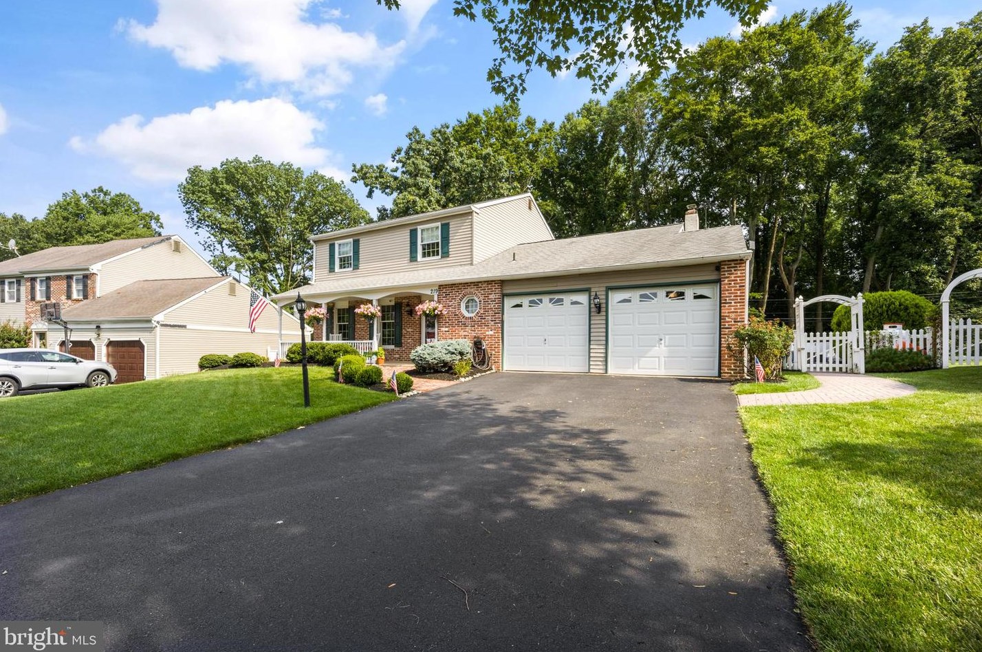 219 Cambridge Dr, Langhorne, PA 19047-1112