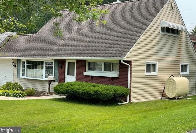 56 Viewpoint Ln, Levittown, PA 19054-1304