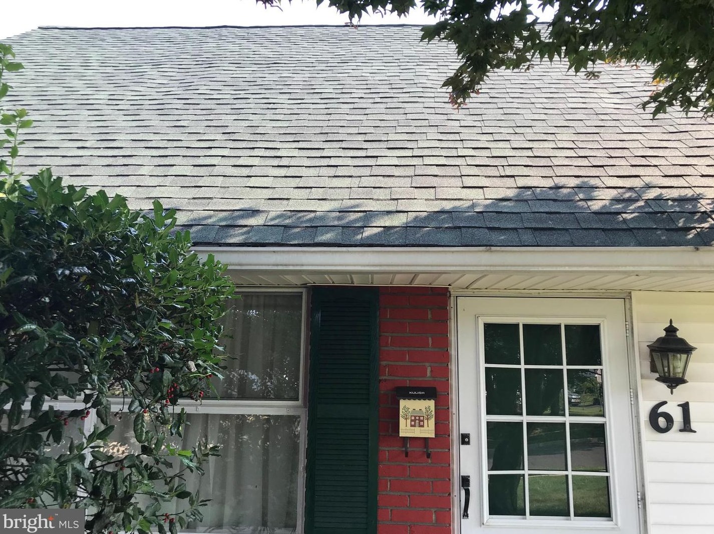 61 Village Ln, Levittown, PA 19054-1211
