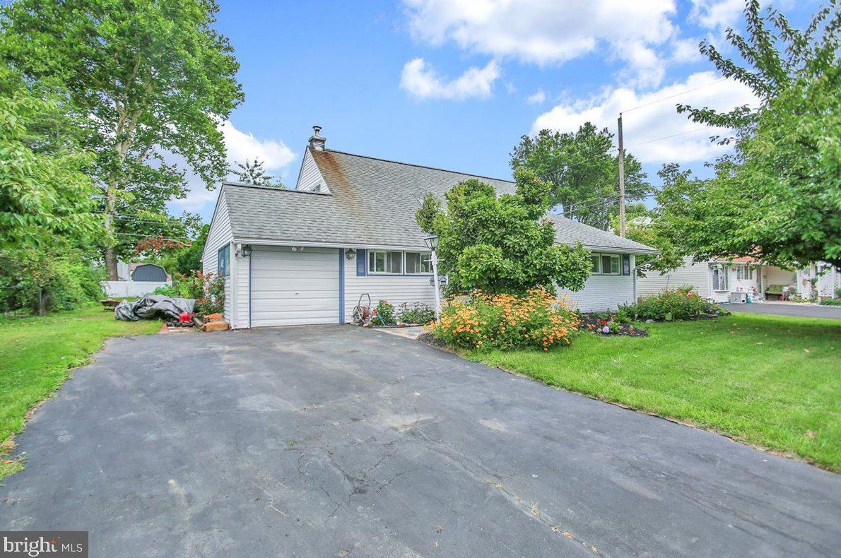 31 Deep Dale Dr, Levittown, PA 19056-1004