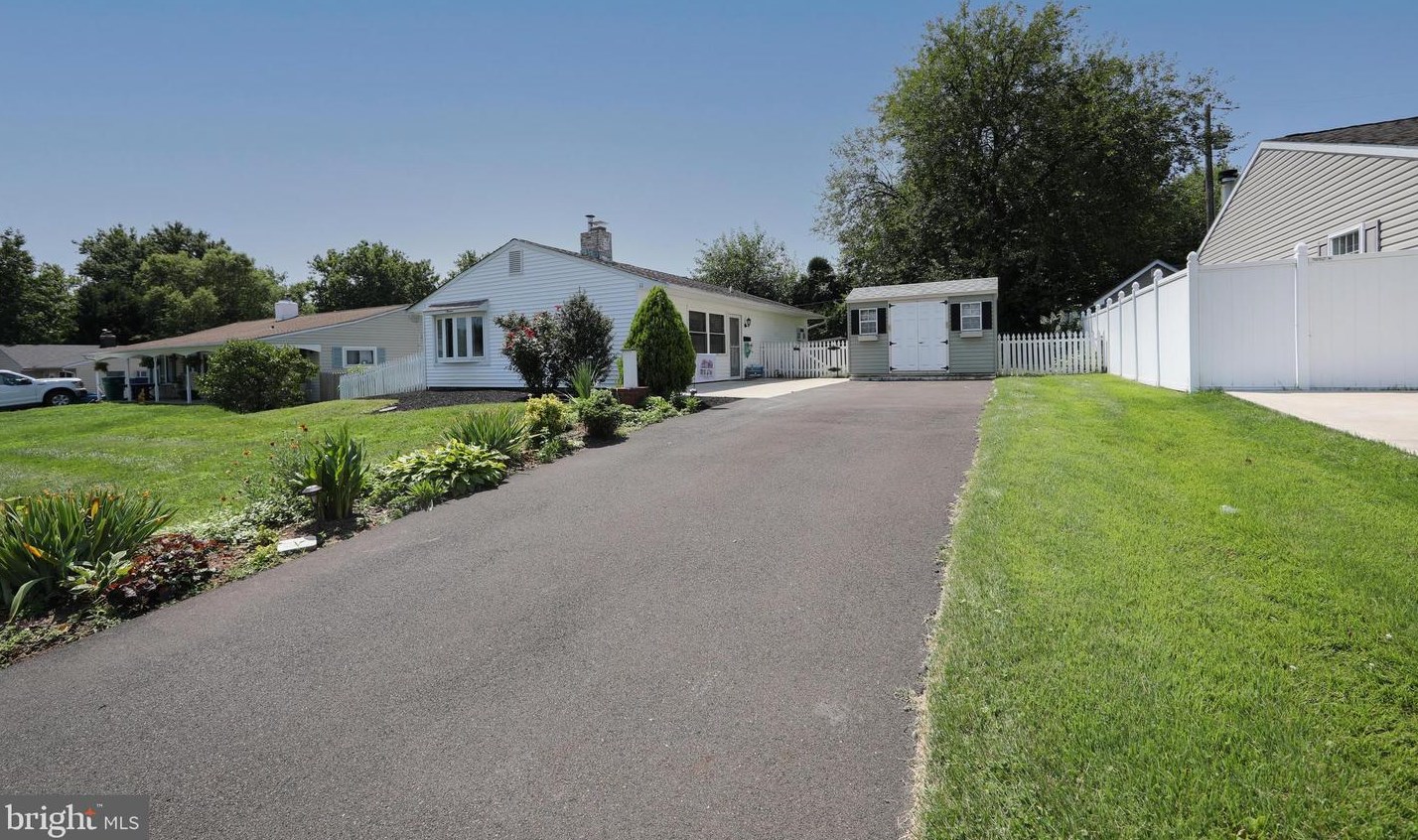 11 Gable Hill Rd, Levittown, PA 19057-3401