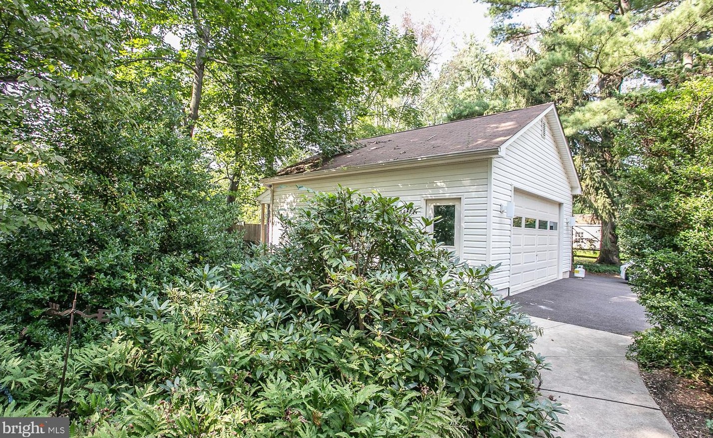 24 Scarlet Oak Dr, Gardenville PA  18901-2912 exterior
