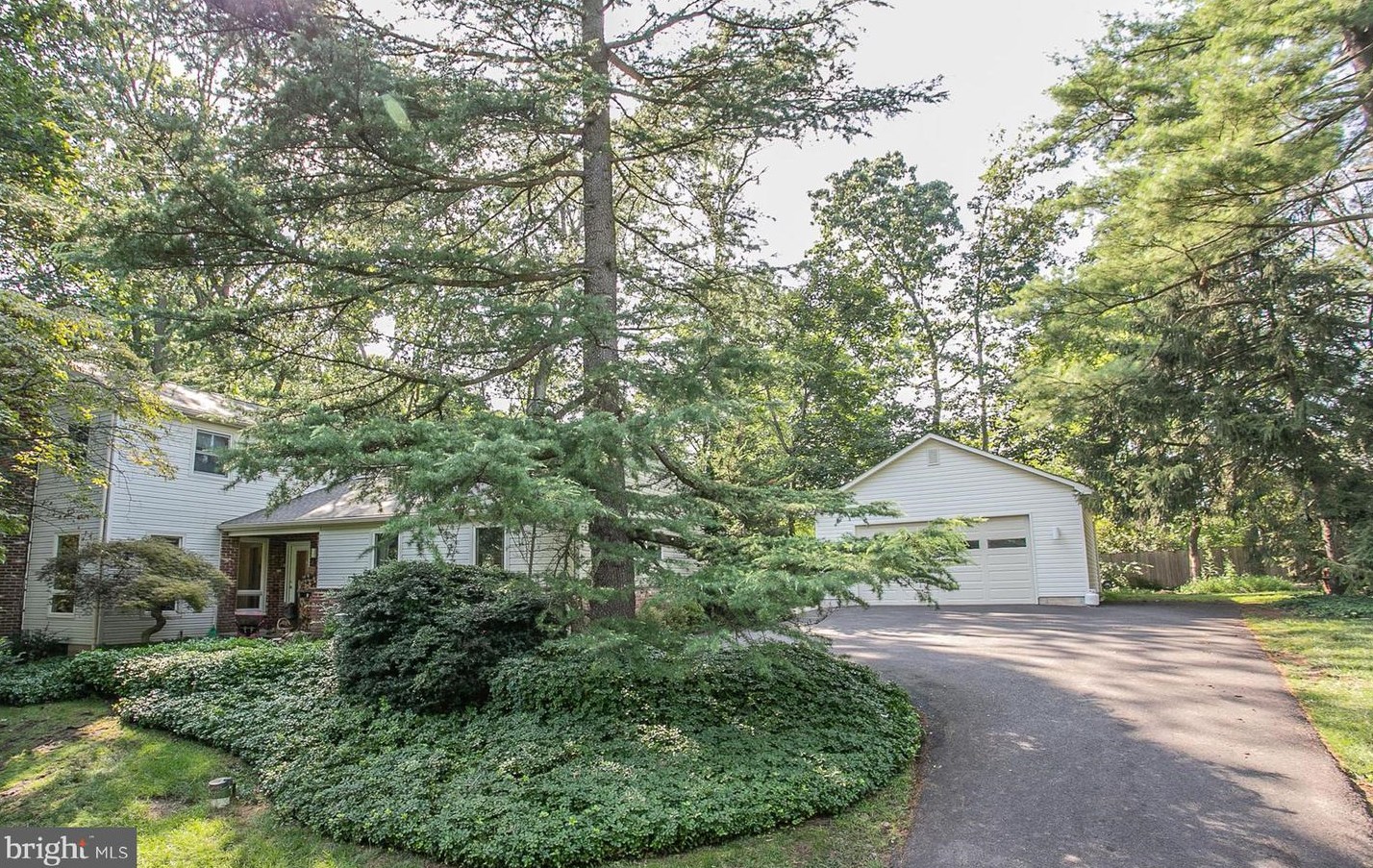 24 Scarlet Oak Dr, Gardenville, PA