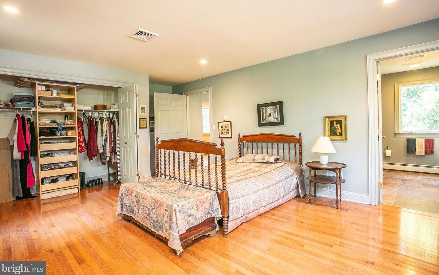24 Scarlet Oak Dr, Gardenville PA  18901-2912 exterior