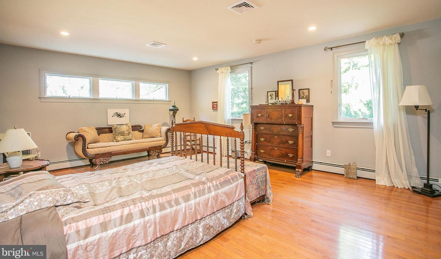 24 Scarlet Oak Dr, Gardenville PA  18901-2912 exterior
