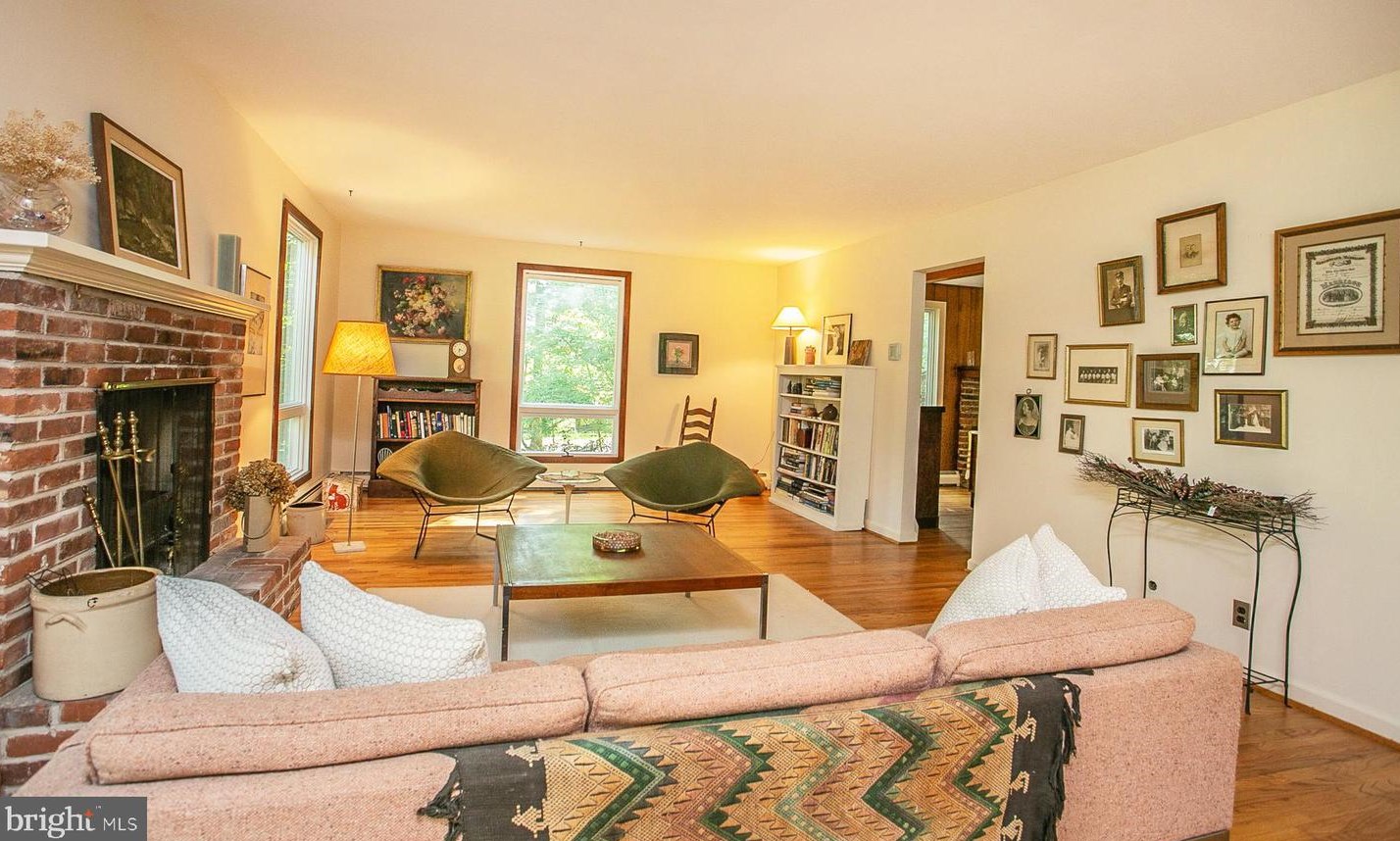 24 Scarlet Oak Dr, Gardenville PA  18901-2912 exterior