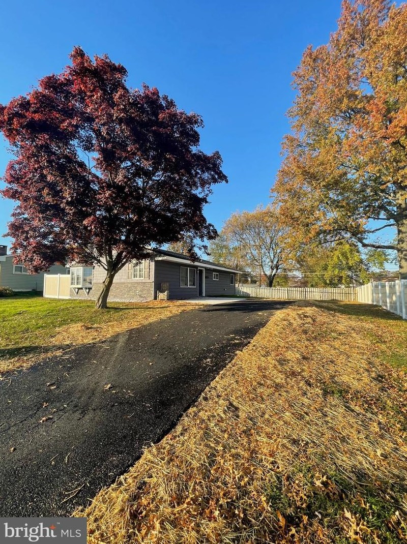 44 Blue Spruce Ln, Levittown, PA 19054-2110