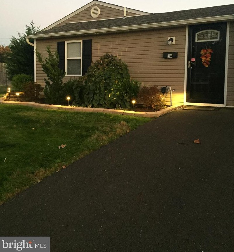 34 Ivory Rock Rd, Levittown, PA 19057-2220