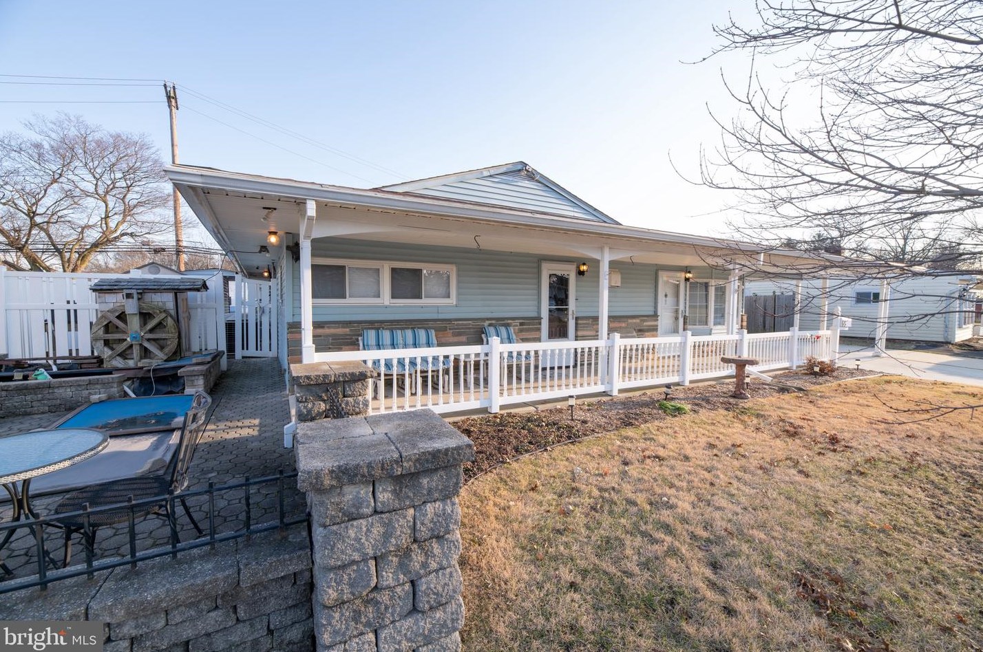 68 Thornridge Dr, Levittown, PA 19054-2214