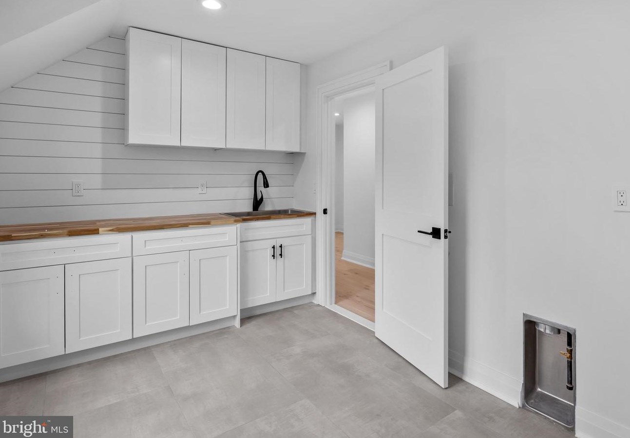 49 Thompson Mill Rd, Upper Makefield PA  18940-9628 exterior