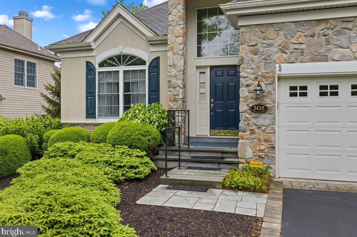 505 Falcon Pointe Dr, New Hope, PA 18938-5772