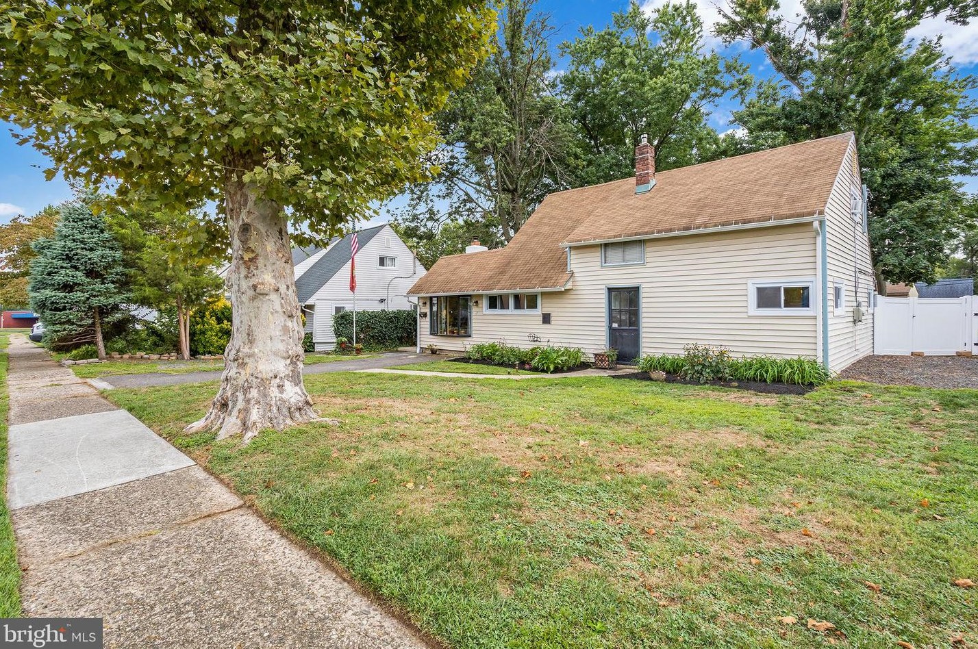 17 Alder Ln, Levittown, PA 19055-1207