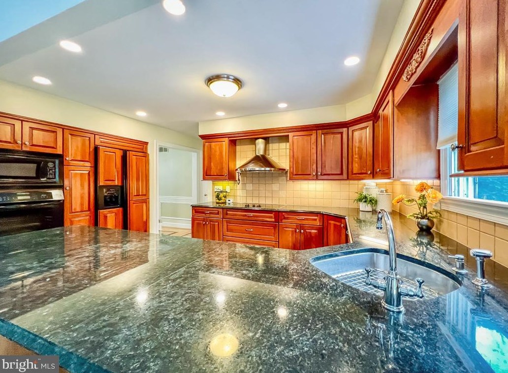 1 Autumn Dr, Upper Makefield PA  18940-1764 exterior