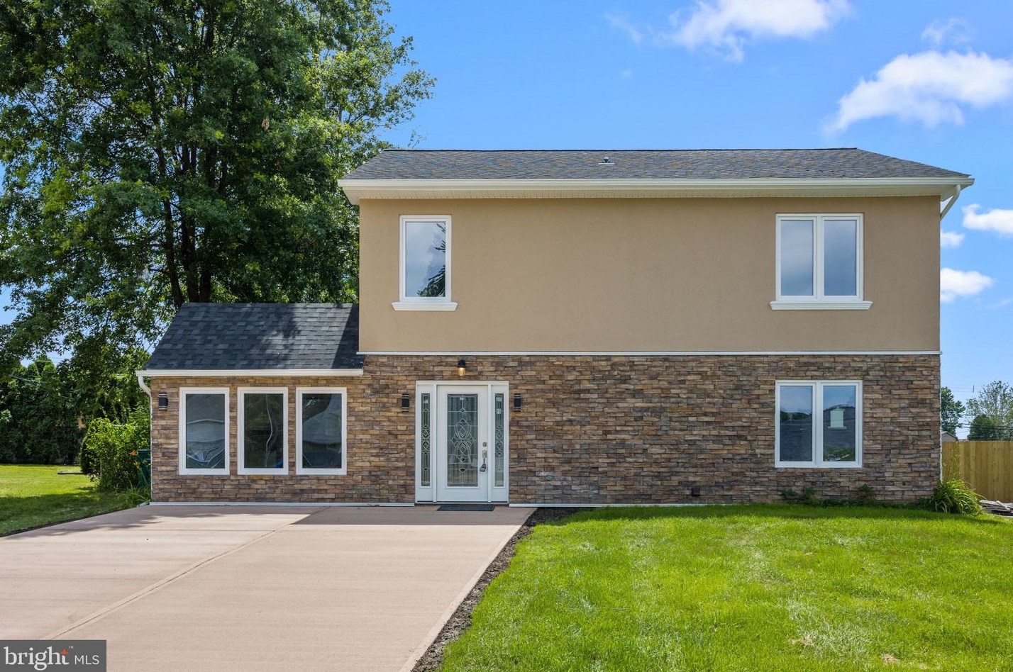 8 Inland Rd, Levittown, PA 19057