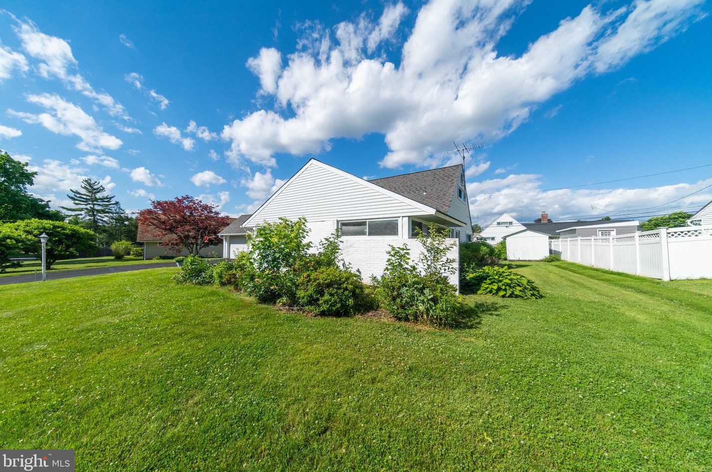 455 Snowball Dr, Levittown, PA 19056