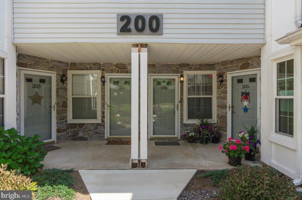 206 Mews Dr, Sellersville, PA 18960-2734