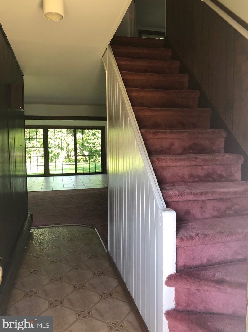 9 Deep Dale Dr, Levittown, PA 19056-1004