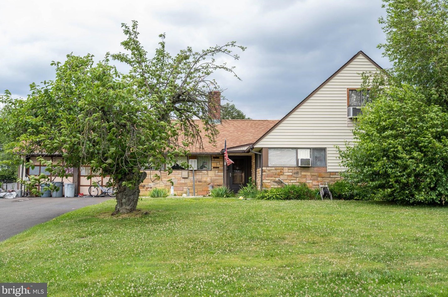 32 Falcon Rd, Levittown, PA 19056-1906