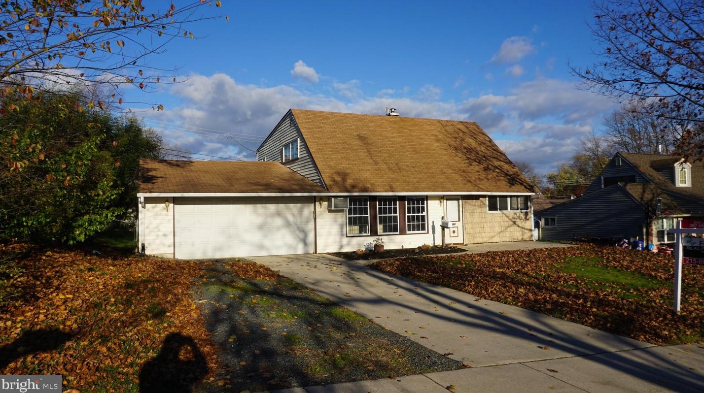 123 Hedge Rd, Levittown, PA 19056-1437