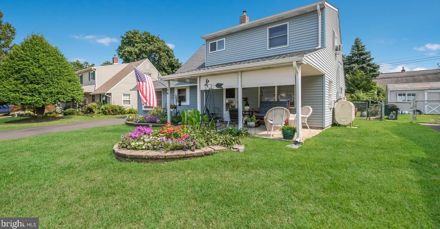 28 Noblewood Ln, Levittown, PA 19054-3409