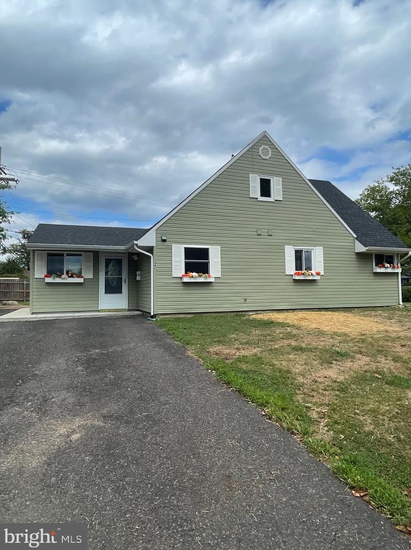 2 Crosswood Ln, Levittown, PA 19055-1624