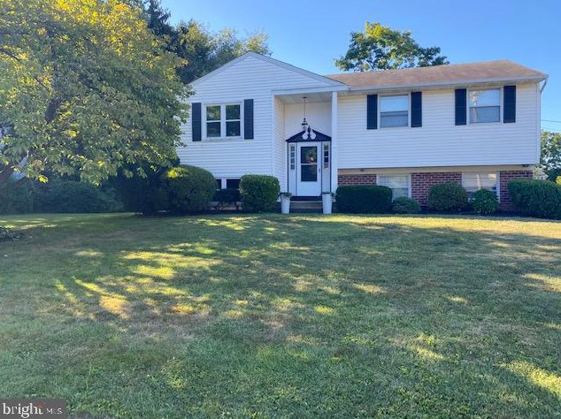 237 Hillcrest Dr, Gardenville, PA
