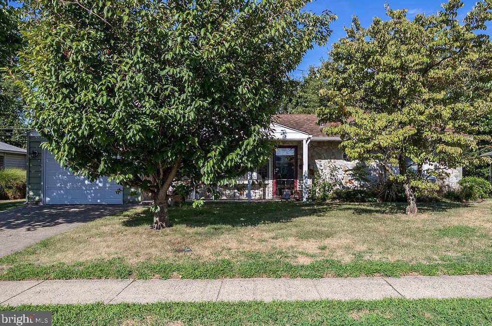 251 Pinewood Dr, Levittown, PA 19054-3706