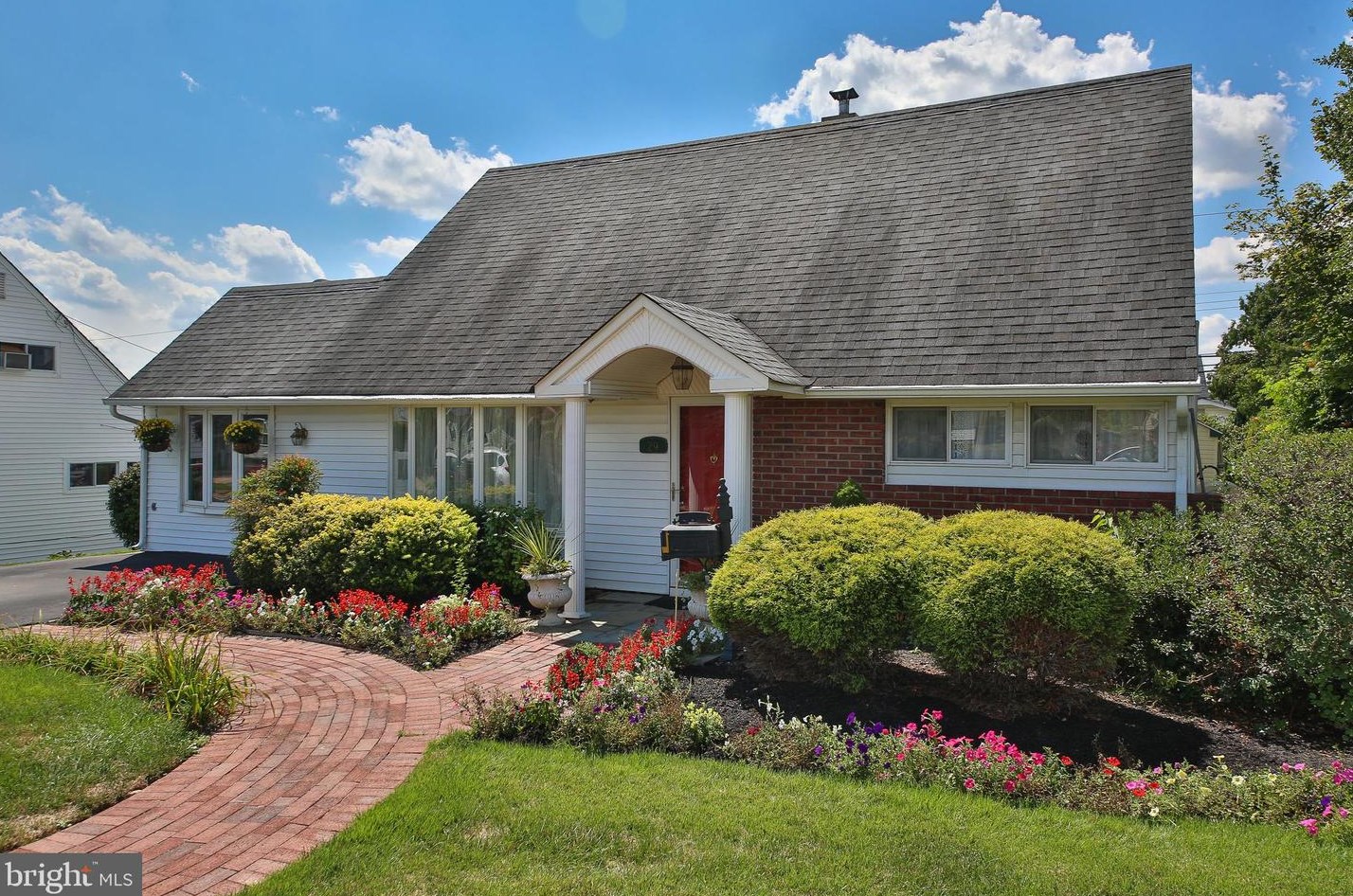 29 Buttonwood Ln, Levittown, PA 19054-2115