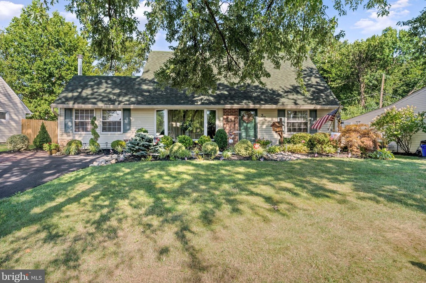 32 Islet Rd, Levittown, PA 19057-2730