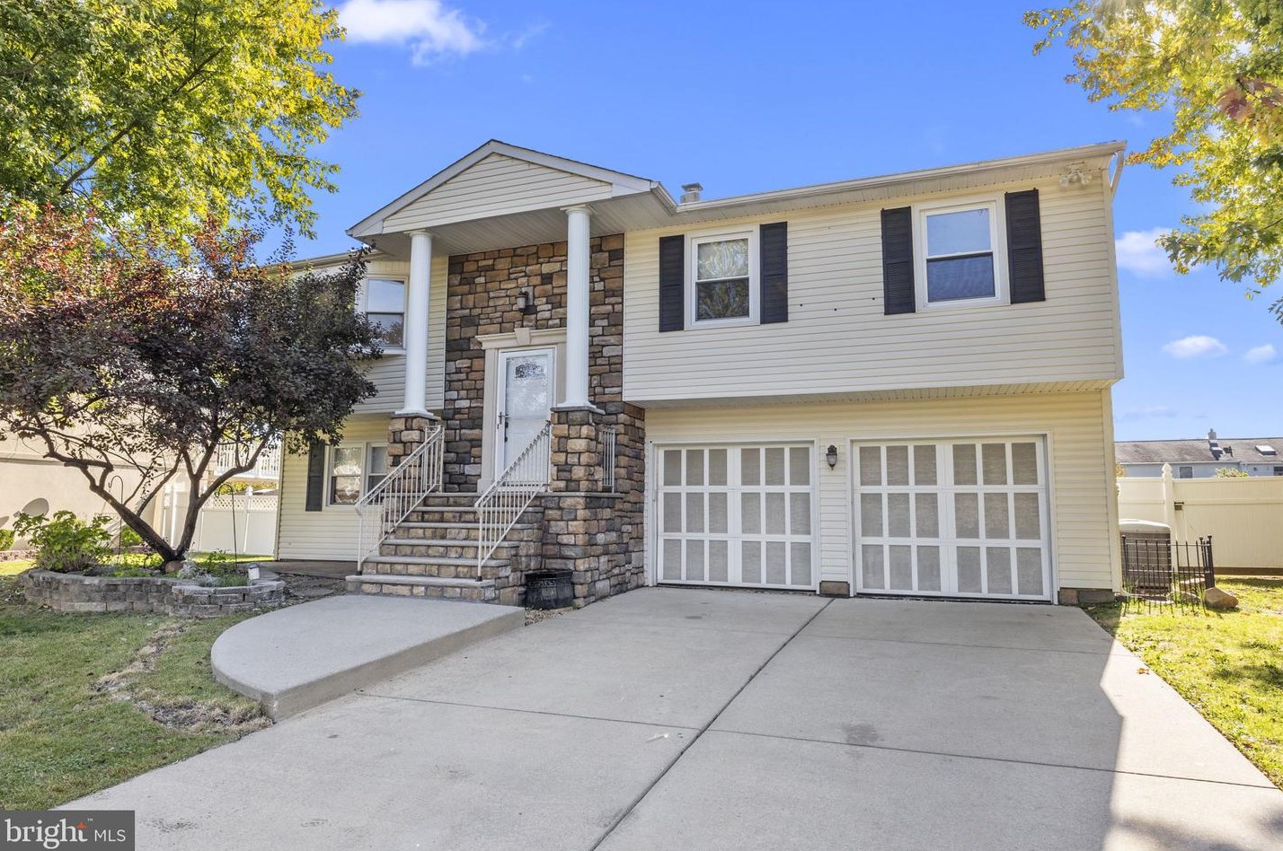 48 Sherwood Dr, Levittown, PA 19054-2622