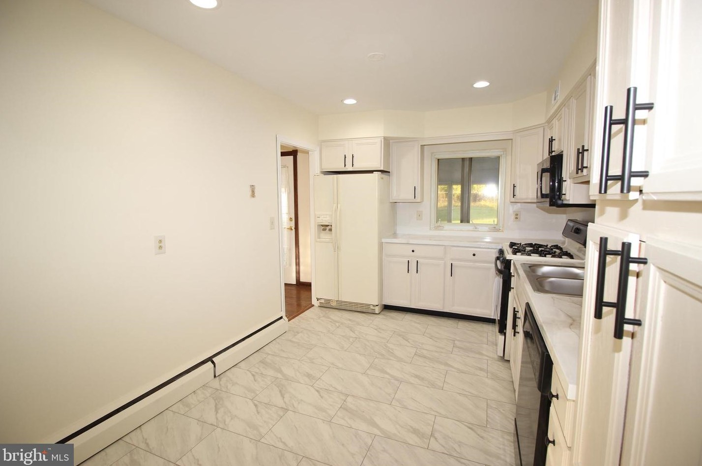 931 Rozel Ave, Southampton, PA 18966